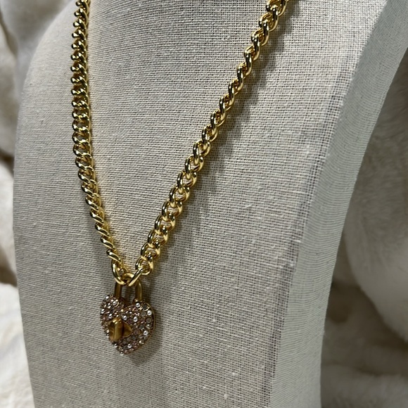 ❄️ New RARE Coach Rhinestone Pink Heart Turnlock Pave’ Gold Link Necklace - Picture 5 of 6